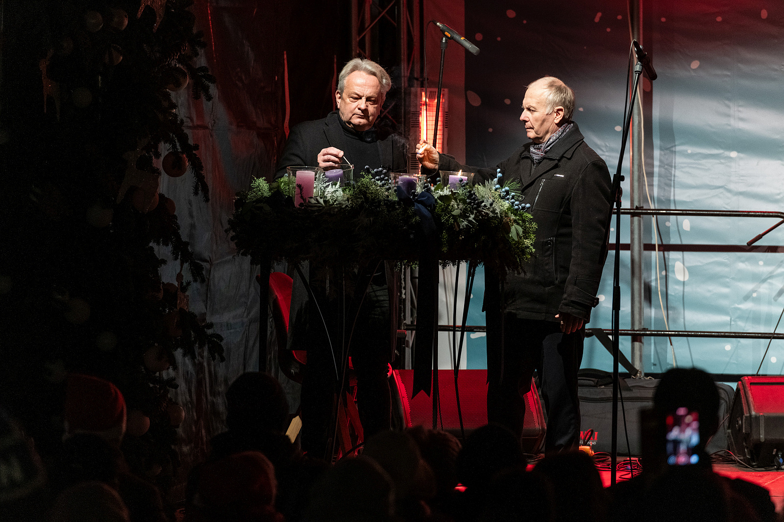 Felgyúlt a remény gyertyája Székesfehérvár adventi koszorúján